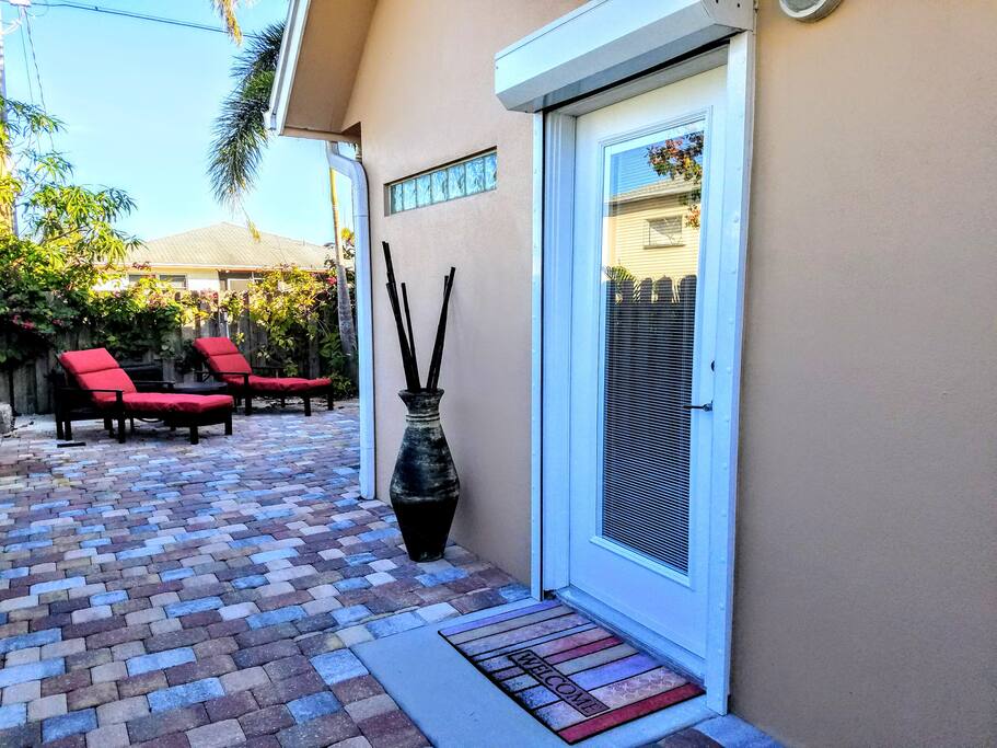 Private Entry and Lounging Area