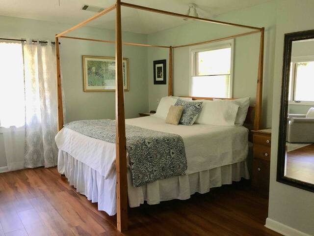 Sunny Oak Retreat
