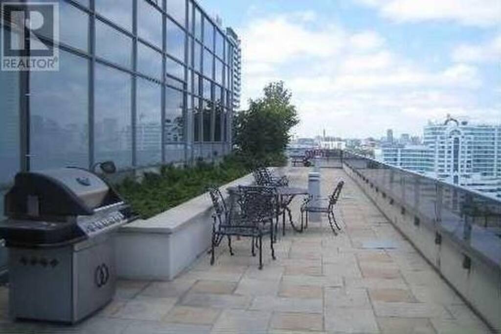 Rooftop with free BBQ and patio seats