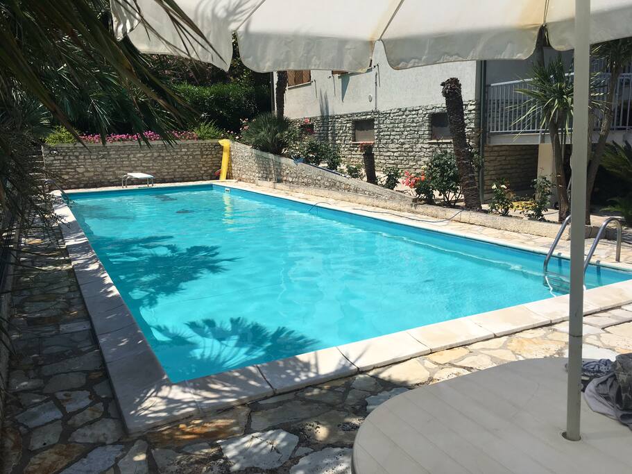 Piscina con ombrellone