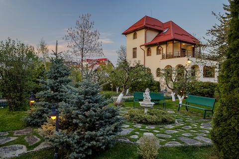Zaivan Retreat - Private one-acre estate with pool