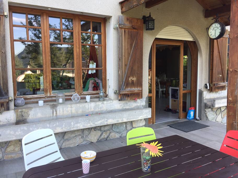 Belle terrasse pour profiter des repas à l'exterieur