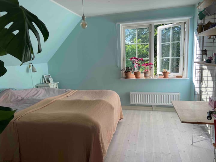 ห้องนอน 1 บนชั้นบนสุดพร้อมเตียงคู่ขนาด 180 ซม.