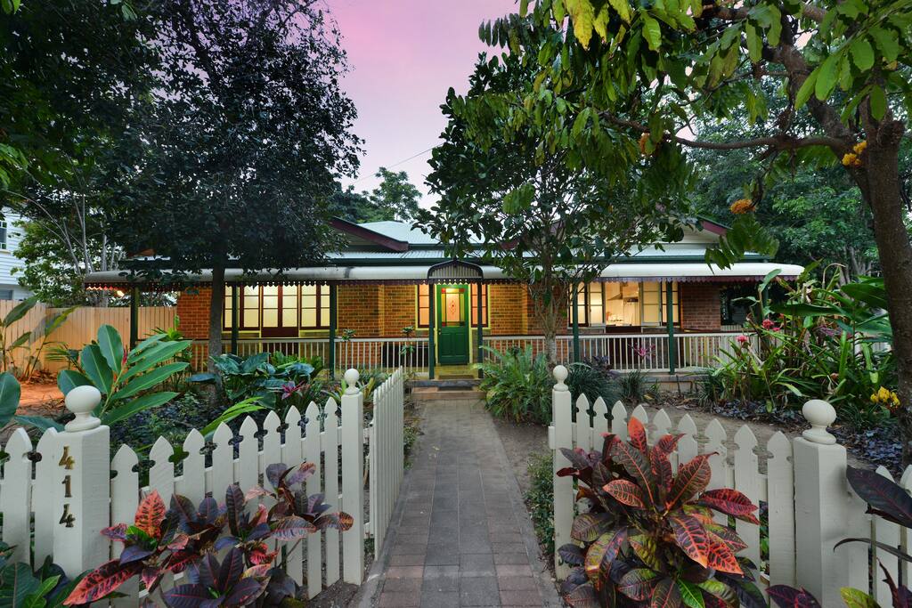 Federation style 4 bedroom cottage with pool, 5min to city, esplanade, café and botanical gardens