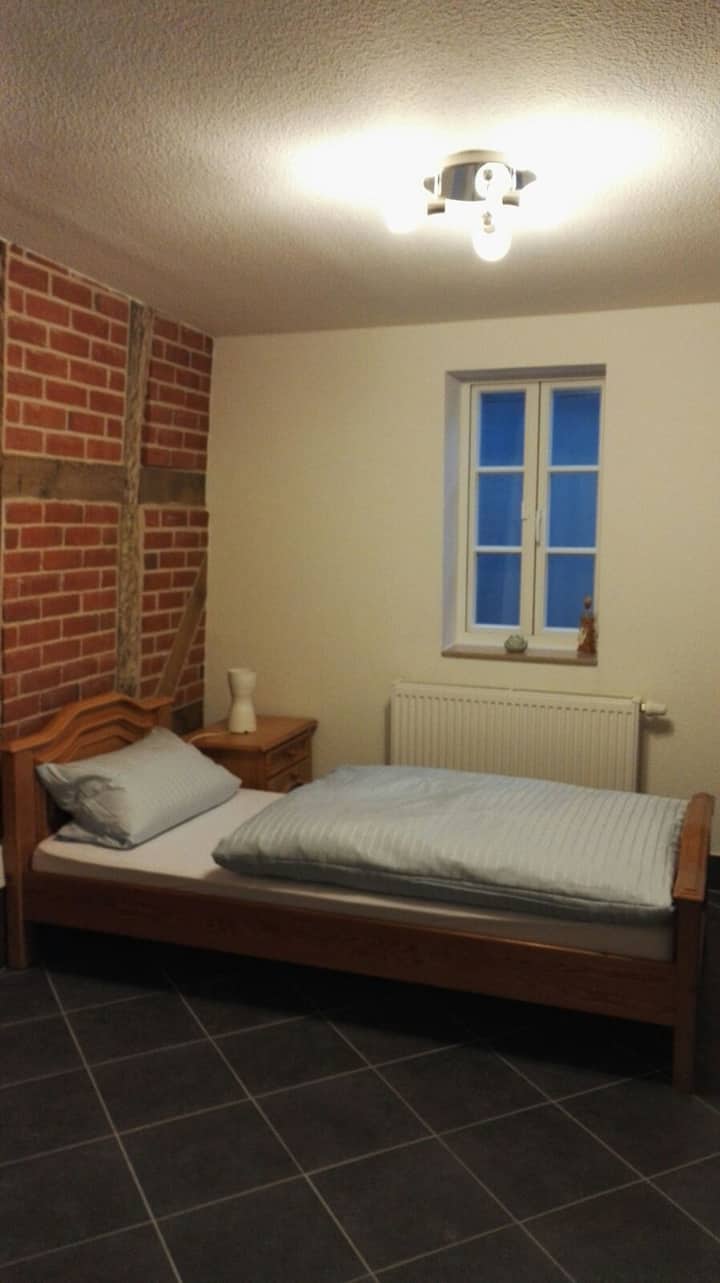 Habitación individual con marco de madera 
Planta baja  