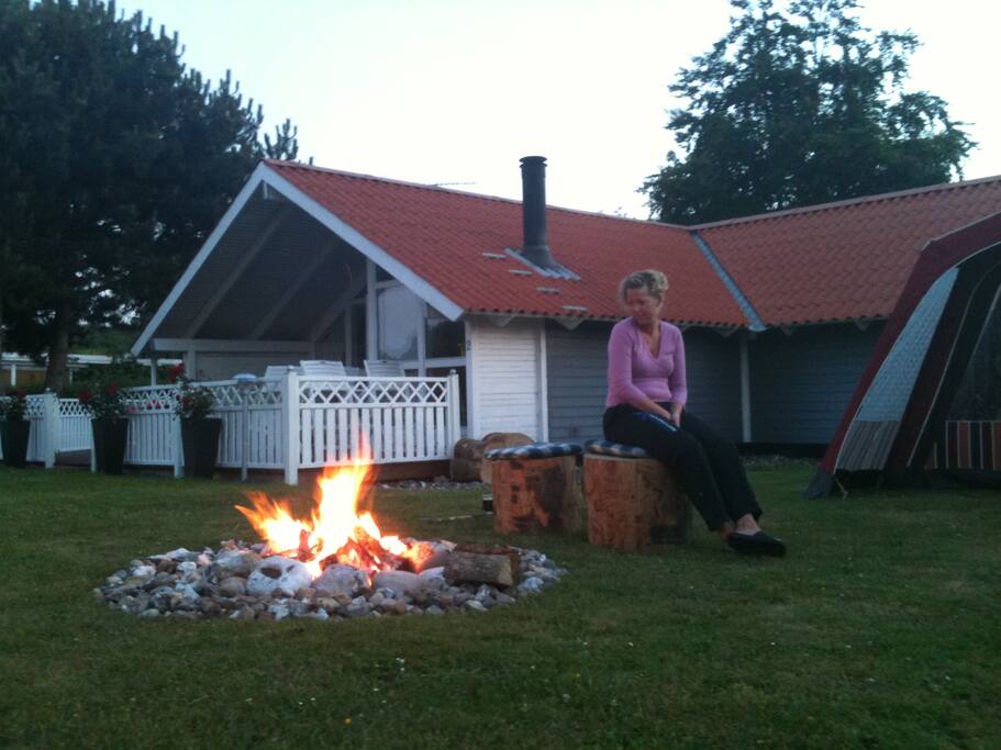 Huset set fra haven, hvor bålstedet er