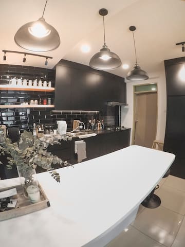 舒适简约民宿 Staying at cozy minimalist space (免费接机提前预约）