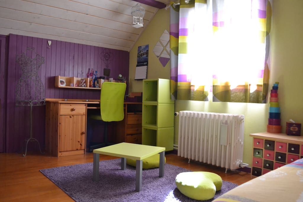 Chambre 1 avec 1 lit 2 places, bureau, commode, penderie et coiffeuse.