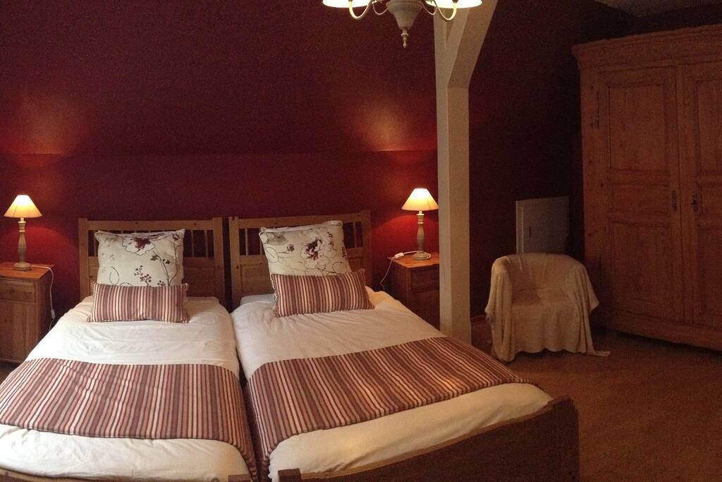 Chambre s. cour 1er et 2em lit