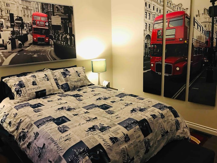 Una cama tamaño queen en todas las habitaciones. Te vas a divertir mucho.