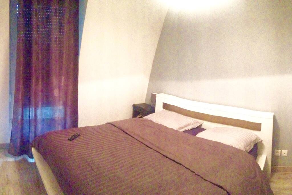 1ère chambre avec écran plat et dressing
