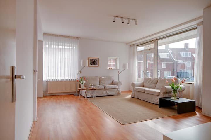 Ruime en luxe benedenwoning 100m van het strand