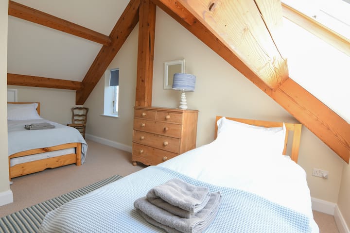 Chambre avec lits jumeaux à l'étage