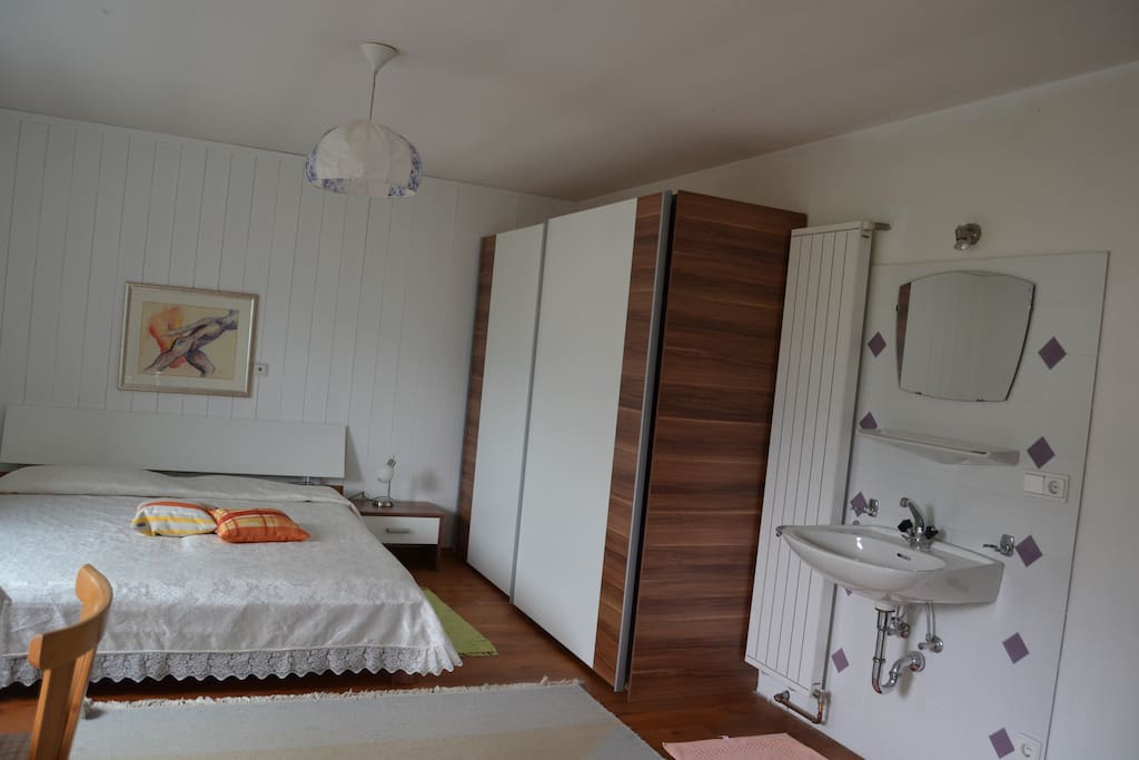 eines der beiden Schlafzimmer, mit Doppelbett und Waschbecken im Zimmer, Zustellbett(en) möglich