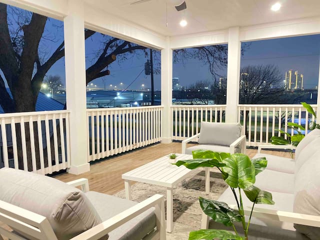 Downtown FW Stockyards HotTub MiniGolf SkylineView gallery image 2