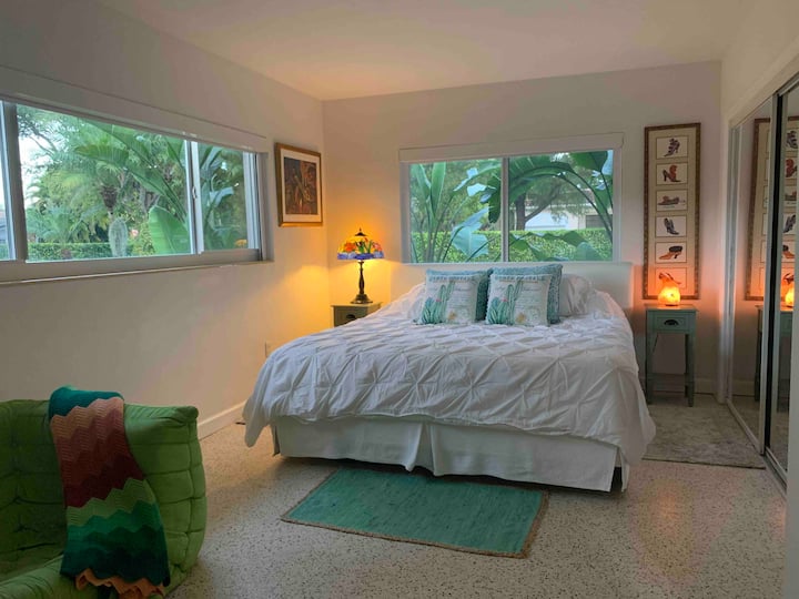 加大双人床，房间明亮，黑色。
所有卧室均配备智能电视 