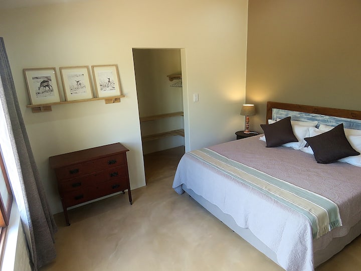 בחדר שינה 1 יש מיטה זוגית גדולה וחדר רחצה צמוד.