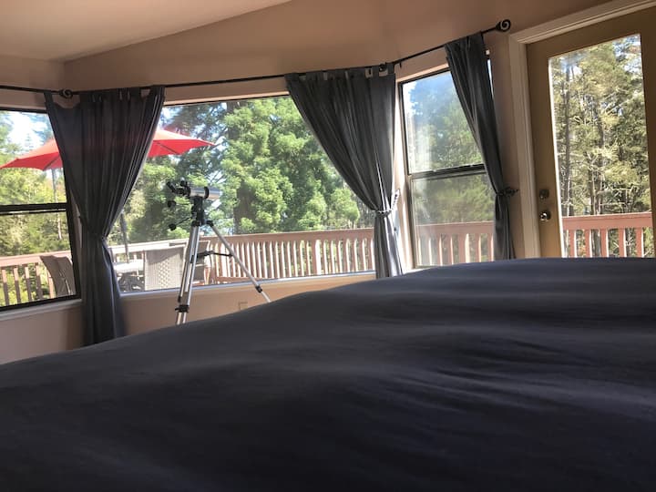 Chumba kikubwa cha kulala chenye mwonekano wa bahari