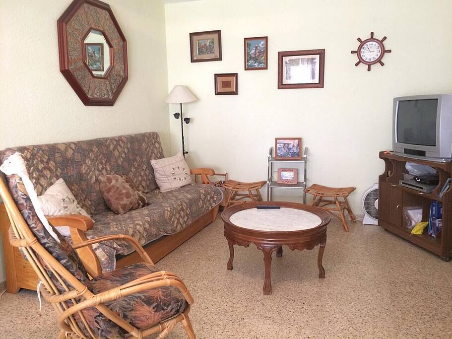 Salón con sofá cama de dos plazas