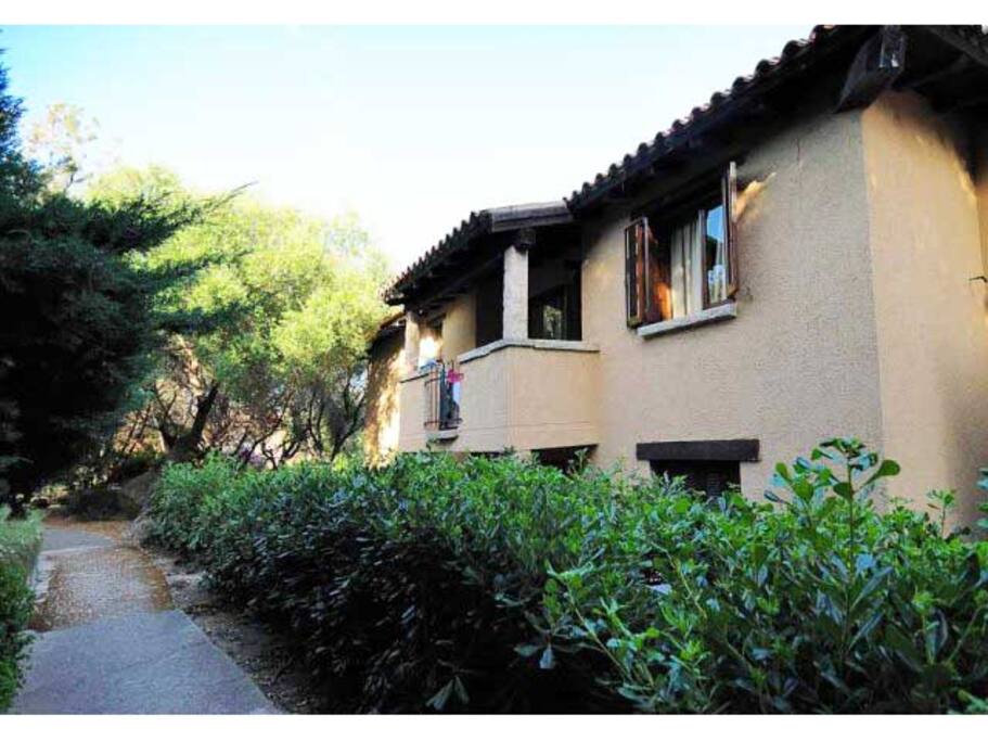 esterno lotto con balcone dell'appartamento