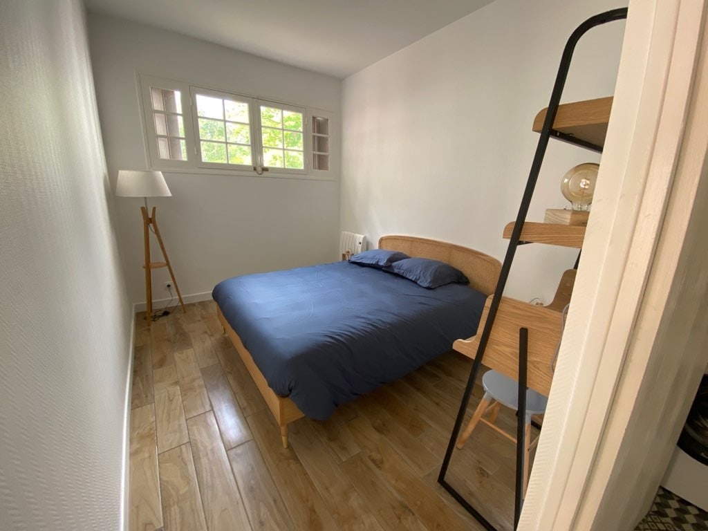 Საძინებელი 160 საწოლით, სამუშაო მაგიდით