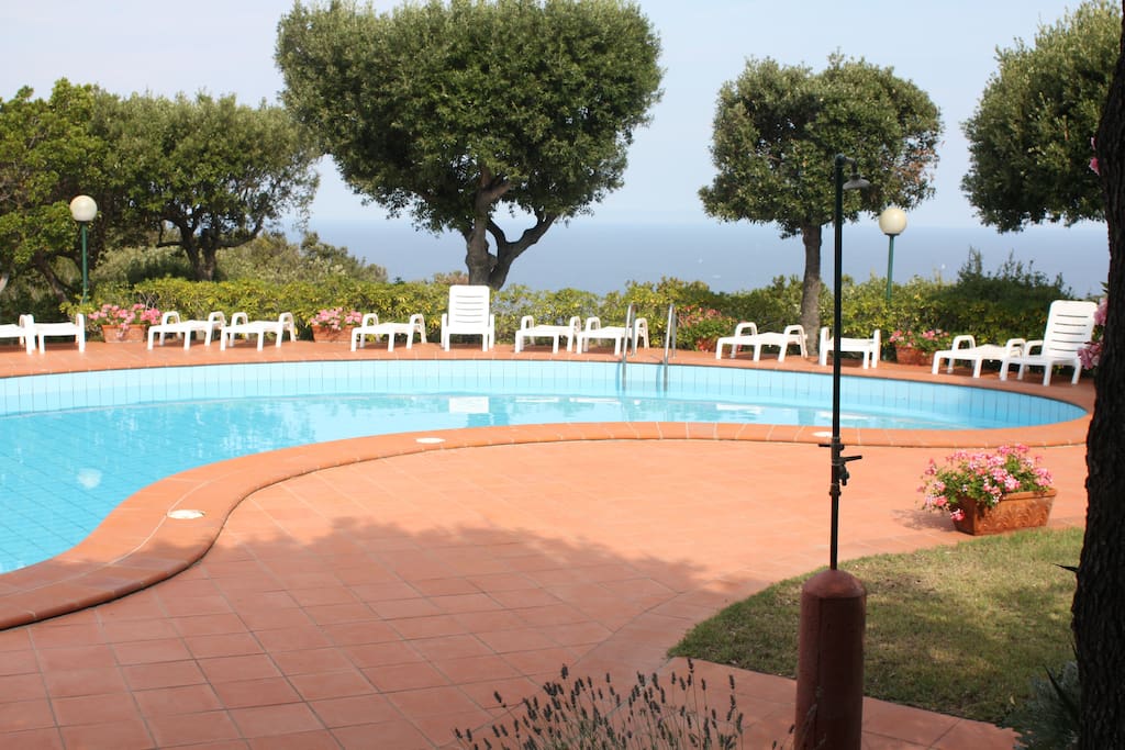 Piscina e belvedere riservate ai condomini
Swimming pool and Belvedere take a glass of white Elba wine and look at the most beautiful sunset in elba..