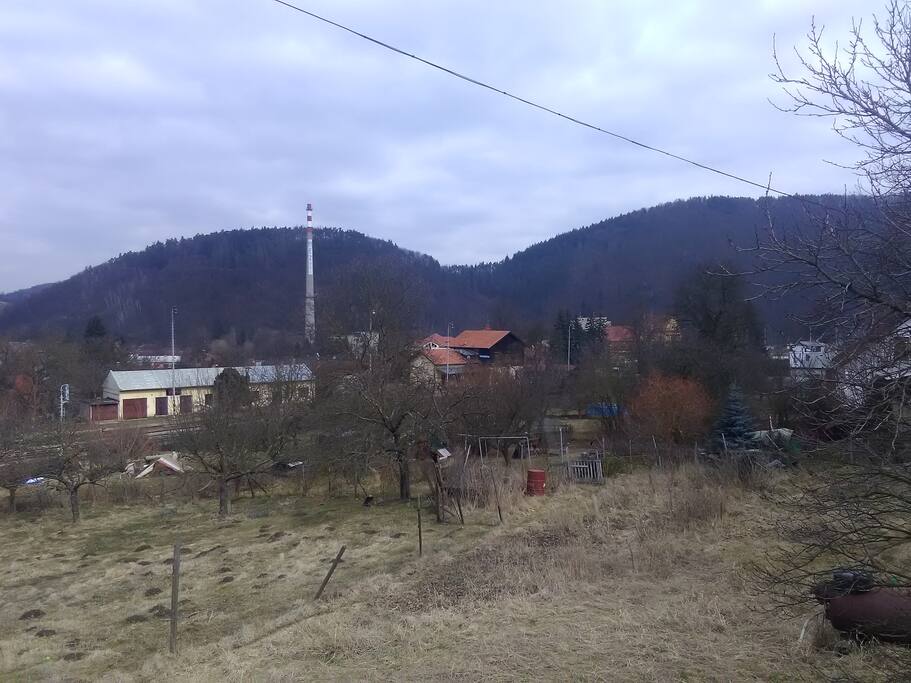 pohled na zahradu a vlakove nadrazi.. idealni vychozi bod na vylety