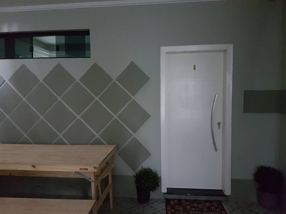 1o andar - porta privativa para entrada da casa (vista garagem / vaga disponível para 01 carro