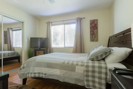 Private and Cozy Studio 4 miles from LAX