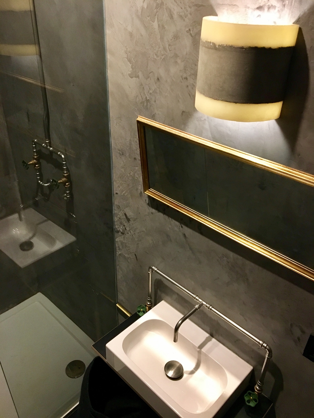 Bathroom with washbasin, shower and toilet at Bed Resort Belfort in Ghent