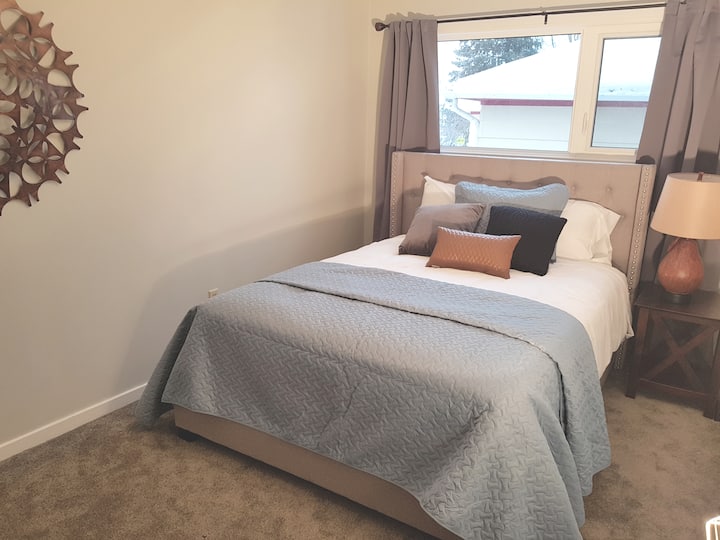 ห้องนอน #2 พร้อมตู้เสื้อผ้าและสมาร์ททีวีขนาด 40 นิ้ว