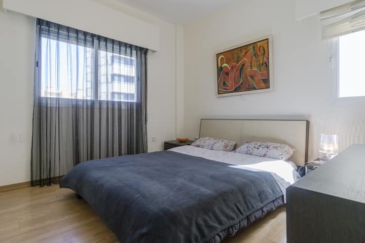 Dormitorio principal a la luz del día