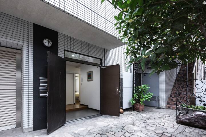 6〜15名推奨138㎡/6BR 2BATH/駅徒歩5分/電車で新宿7分、渋谷・六本木20分/1階貸切 gallery image 2