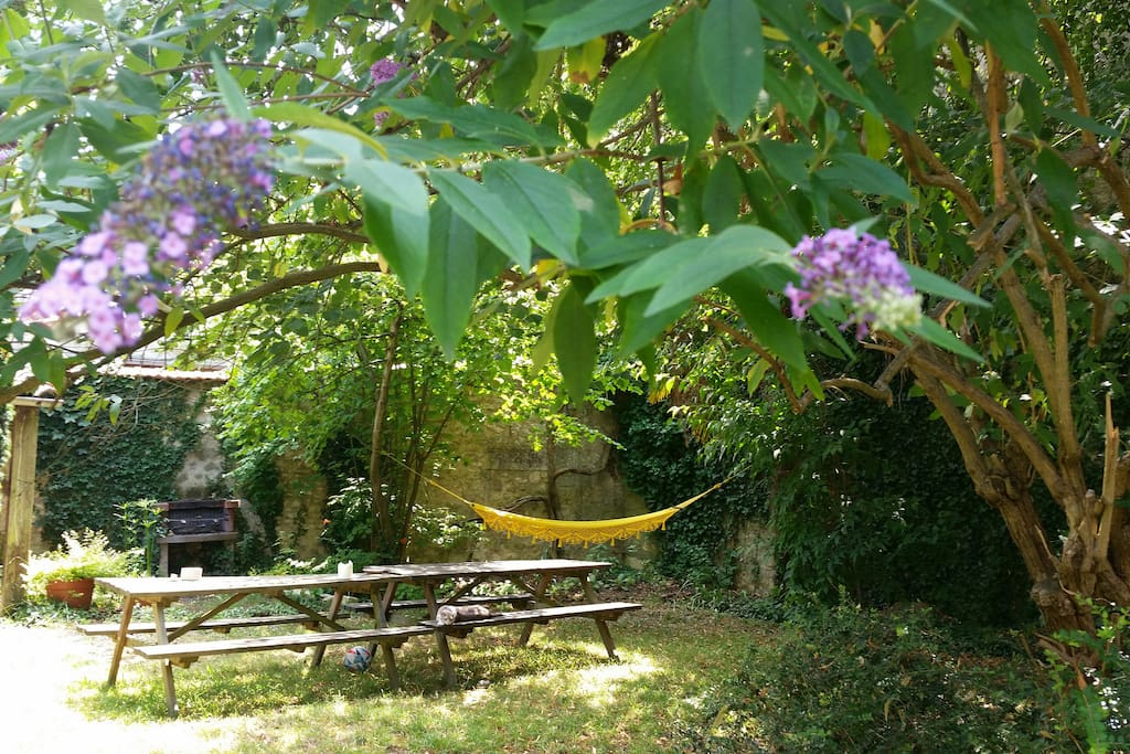 Hamac, barbecue, table sous le tilleul...What else?