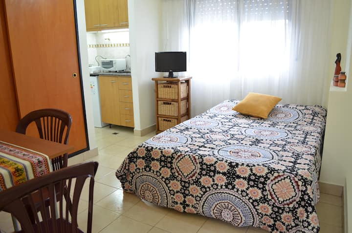 Smart-TV mit Kabelfernsehen und WLAN.