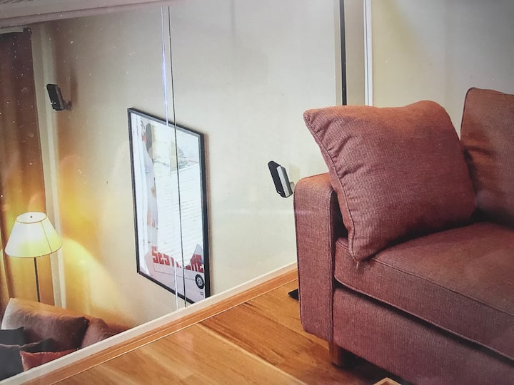 سرير الأريكة من الشقة العلوية المفتوحة