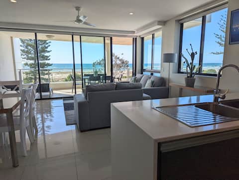 Top Airbnb: Absolute Beachfront Kirra–Panoramic Ocean Views in Coolangatta