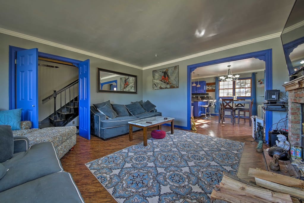 You'll have plenty of wiggle room for the whole family with 1,500 square feet of living space with 3 bedrooms and 2.5 bathrooms.
