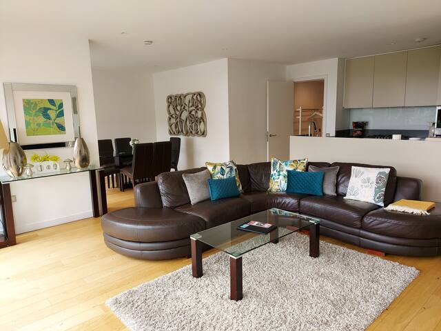 Quartermile Luxury Landing Apartment gallery image 3