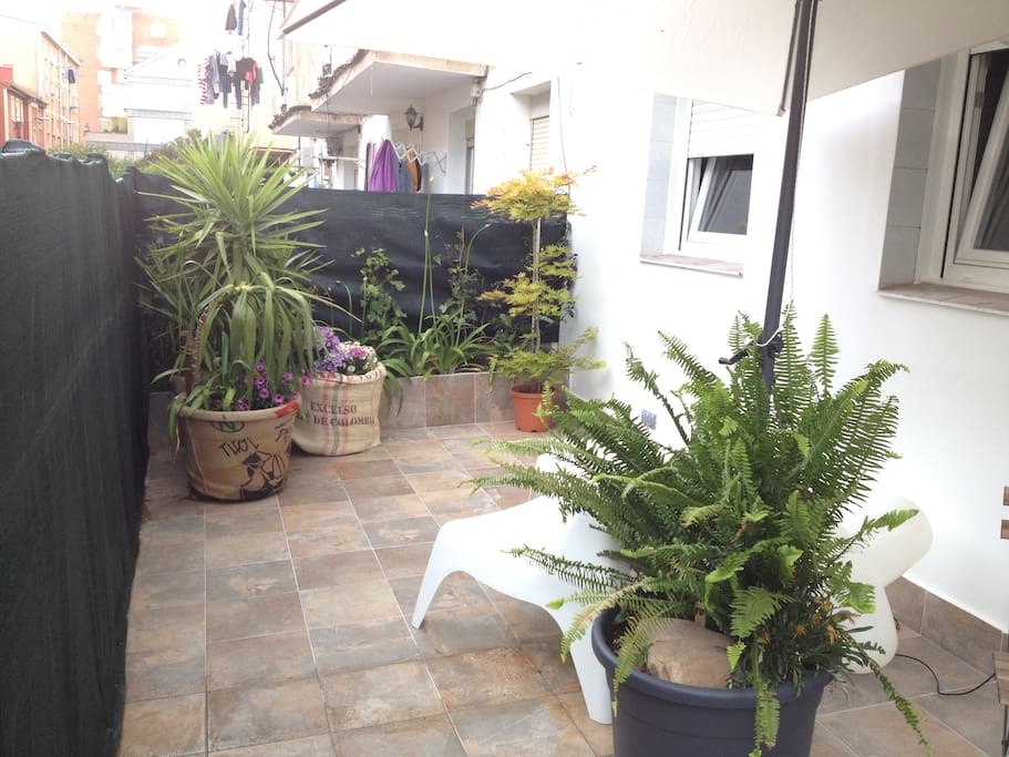 Hay una gran terraza para relajarte y tomar el sol y una cerveza
There is a big terrace for relaxing and take sunbaths and have a drink