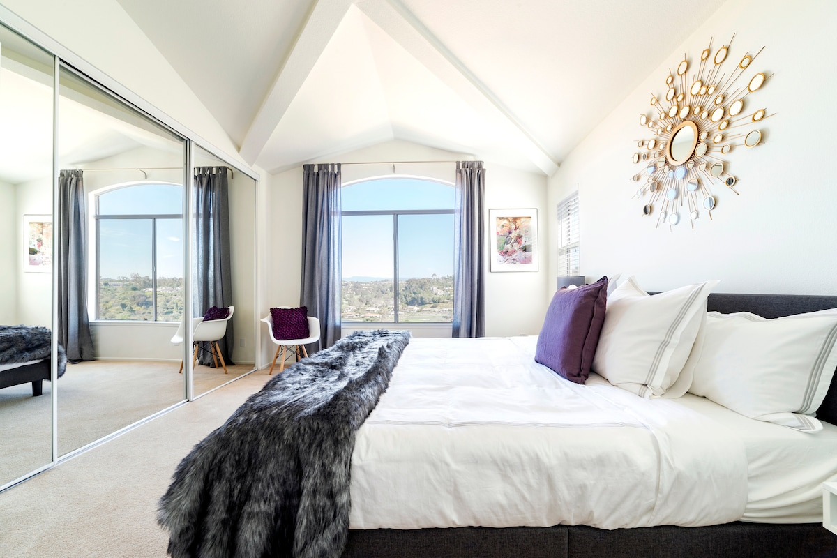 Hlavná spálňa - manželská posteľ veľkosti King s krásnym výhľadom na golfové ihrisko. Pripojená kúpeľňa v plnej veľkosti. 