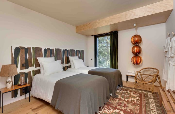 Პირველ სართულზე ოთახი გარე გასასვლელით, საწოლით 180x200სმ ან 2x 90x200სმ 