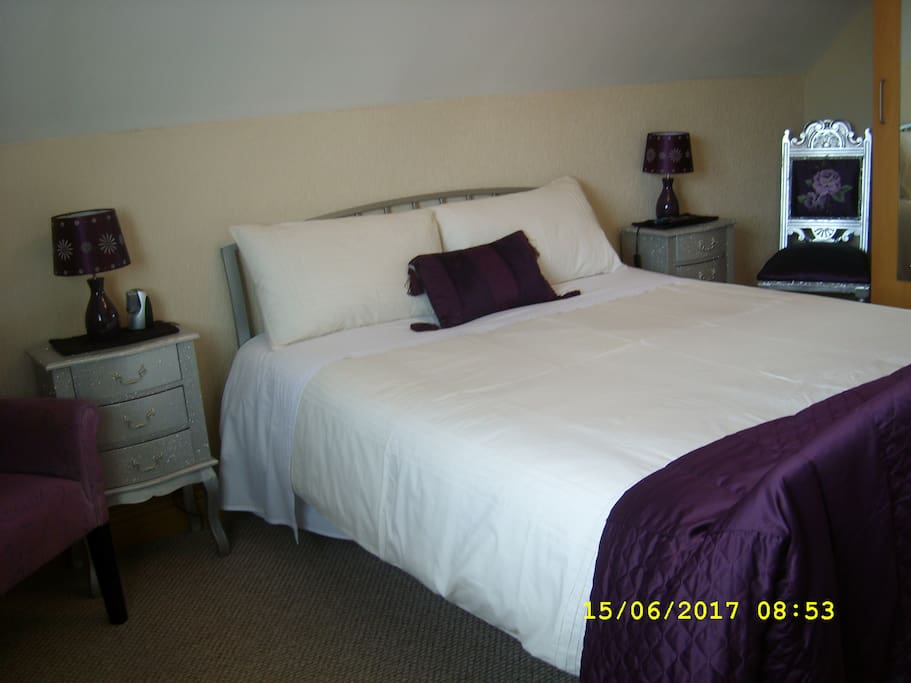 Spacious kingsize bedroom