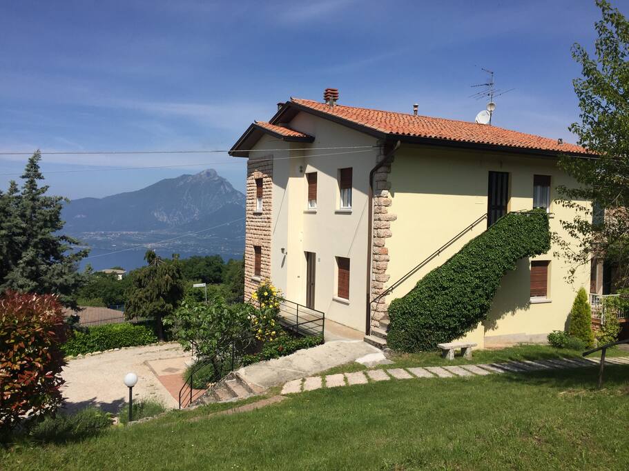 Our house, surrounded by garden - La nostra casa, circondata dal giardino