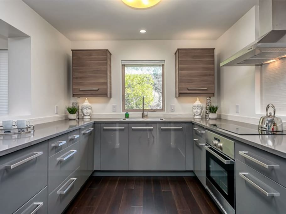 Quartz counters, full sized oven, dishwasher, refrigerator drawers