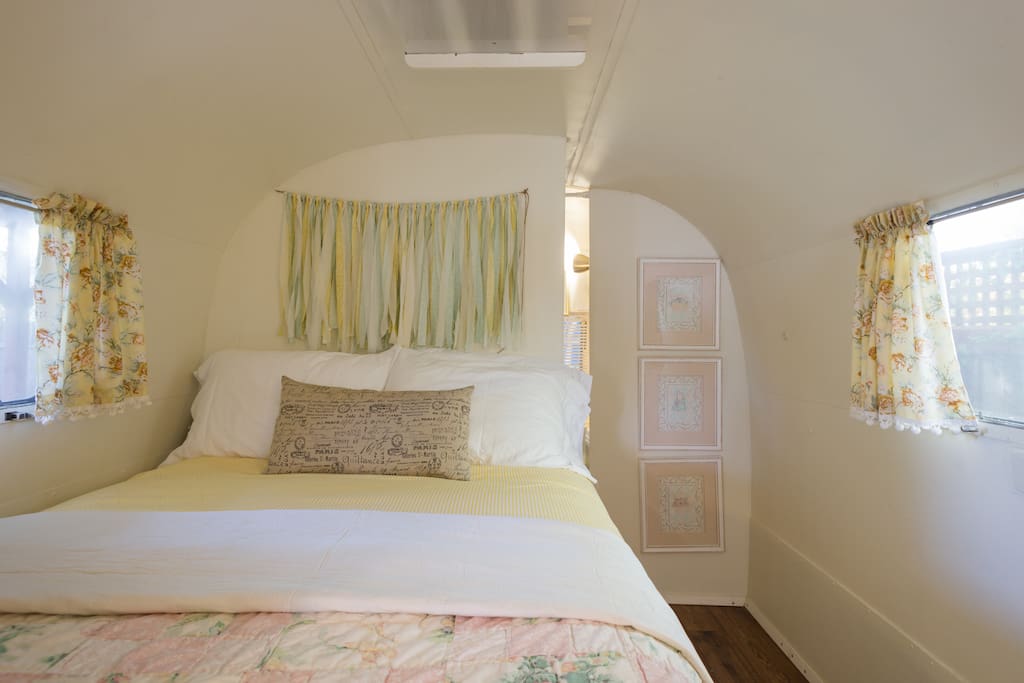 Super comfy full bed and linens.