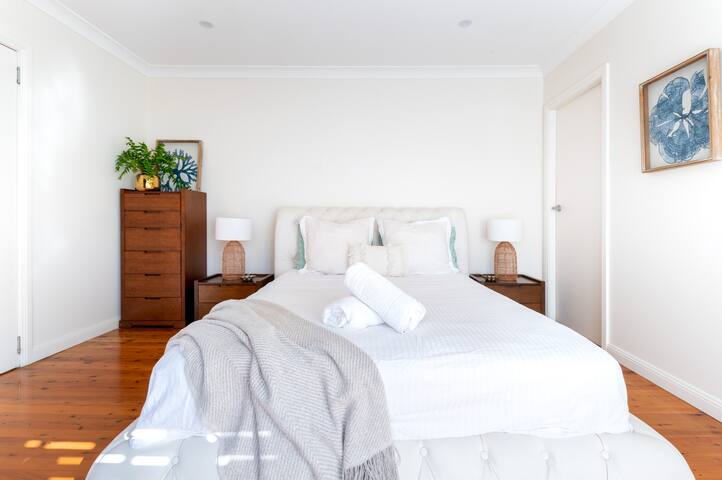 Gorgeous Beach-side Getaway w/t Pool-Pets Allowed gallery image 4