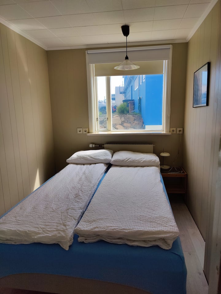 חדר השינה קטן, אבל נוח לשני אנשים. (140 ס"מ מיטה + וילונות האפלה)