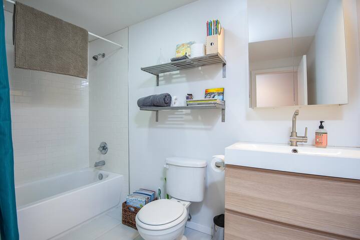 Location! Hip and Modern Zen in SE gallery image 5