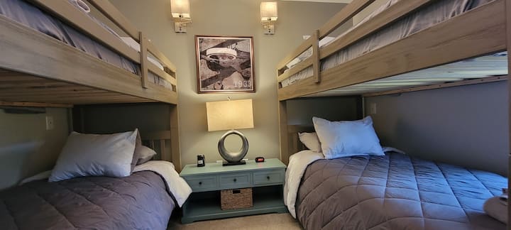 تحتوي غرفة الطابقين على أضواء قراءة للأسرّة العلوية مع كل سرير يحتوي على مصدر طاقة خاص به.